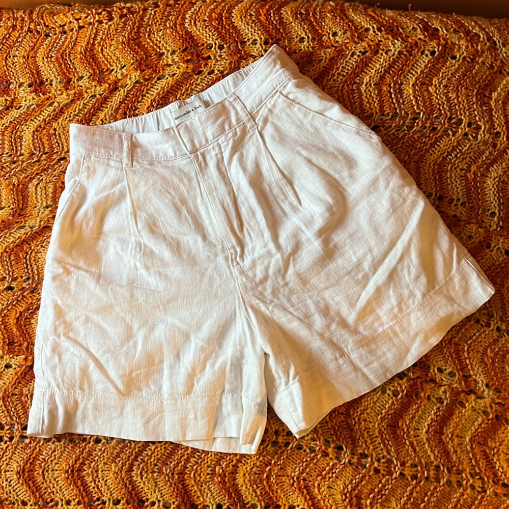 Abercrombie & Fitch - white linen shorts - size xs